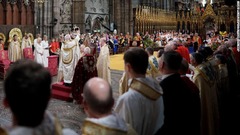 チャールズ国王の頭上に聖エドワード王冠を被せるジャスティン・ウェルビー・カンタベリー大主教