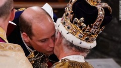 戴冠式で父王の頬に接吻するウィリアム皇太子
