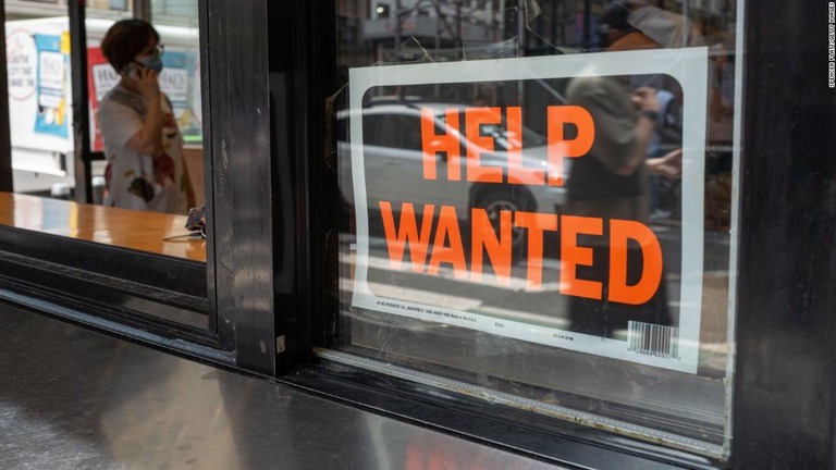 米ニューヨーク・マンハッタンの店舗に掲示された従業員募集の文言/Spencer Platt/Getty Images