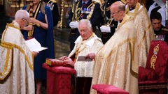 聖書に手を置き、「宣誓」の儀式を行うチャールズ国王