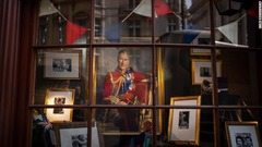 チャールズ国王の写真や絵画で飾られたロンドンの店頭の窓