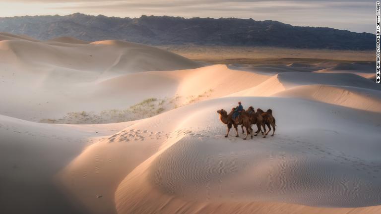 モンゴルに広がるゴビ砂漠/SinghaphanAllB/Moment RF/Getty Images