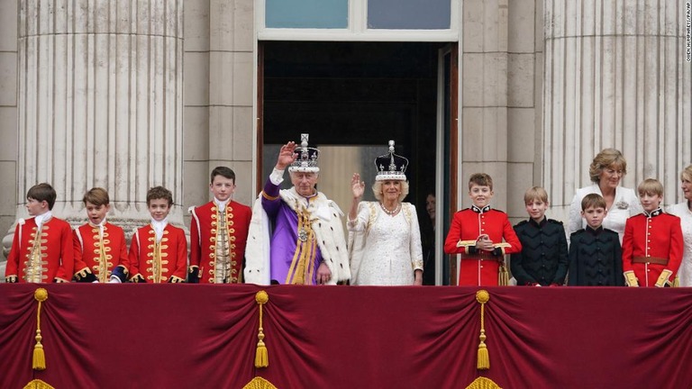 戴冠式後にバッキンガム宮殿のバルコニーに姿を見せた英チャールズ国王とカミラ王妃＝６日、英ロンドン/Owen Humphreys/PA/AP