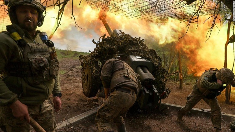 ドネツク州のソレダル近郊の前線で、ロシア軍に向かって榴弾砲を発射するウクライナ軍/Sofiia Gatilova/Reuters