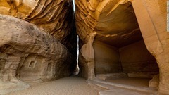 岩の墓。巨大な砂岩の群れが渓谷を形成するこの場所も、人気の撮影スポット