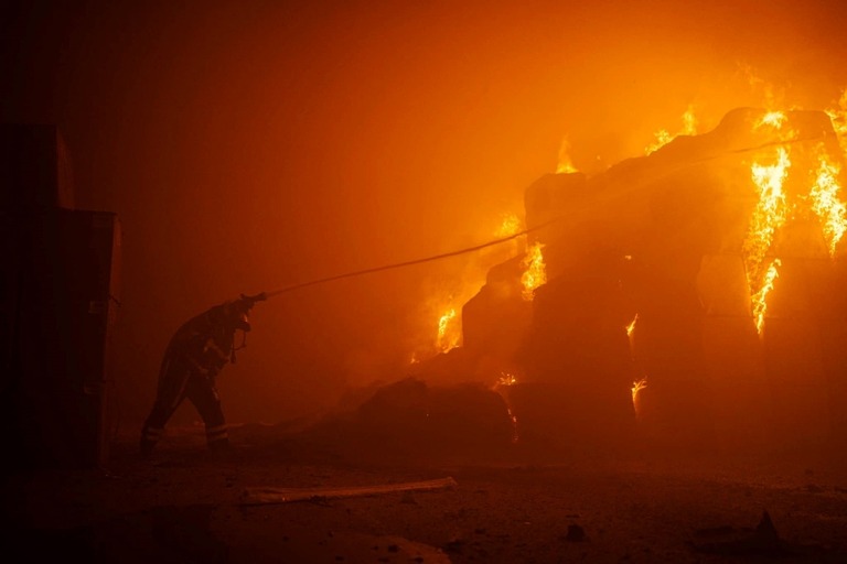 ロシアのドローン攻撃で被害を受けたたばこ工場で消防士が放水＝２８日、キーウ/Pavlo Petrov/Press service of the State Emergency Service of Ukraine/Reuters