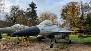 仏ブルゴーニュ地方の歴史ある村のシャトーに展示された戦闘機