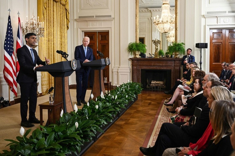 共同記者会見を行う英国のスナク首相（左）とバイデン米大統領＝８日、米ワシントンＤＣのホワイトハウス/Brendan Smialowski/AFP/Getty Images 