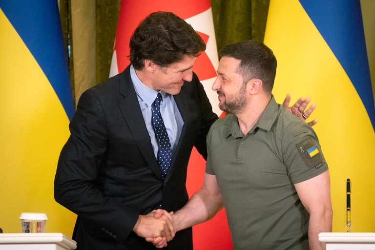 カナダのトルドー首相（左）とウクライナのゼレンスキー大統領＝１０日、ウクライナ首都キーウ/Efrem Lukatsky/AP
