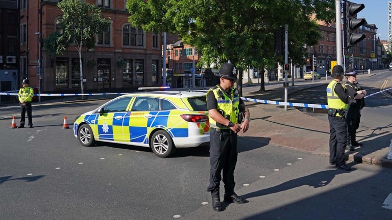 ノッティンガムの通りに展開する警察官＝１３日/Jacob King/PA Images/Getty Images