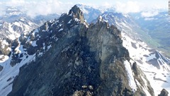 山頂の一部が崩落、気候変動の影響か　オーストリア西部
