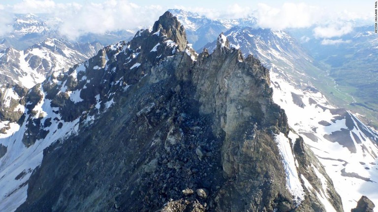 岩石が崩落したフルーヒトホルン＝１１日、オーストリア/Bettina Sax/Land Tirol