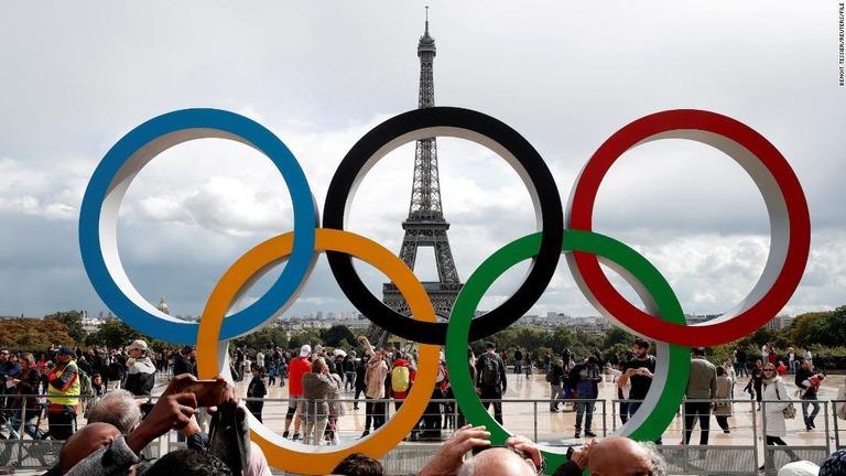 エッフェル塔の前に見えるオリンピックの輪/Benoit Tessier/Reuters/FILE