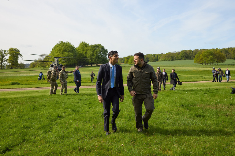 訪問先の英国でスナク首相（左）と言葉を交わすゼレンスキー大統領（右）＝５月１５日/Ukrainian Presidency/Anadolu Agency/Getty Images