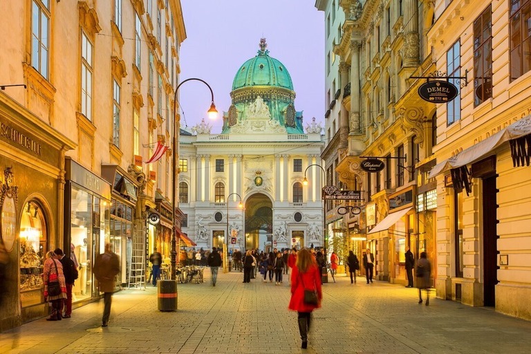 ２３年版世界一住みやすい都市のランキングで、オーストリアの首都ウィーンが首位を維持した/Sylvain Sonnet/The Image Bank RF/Getty Images