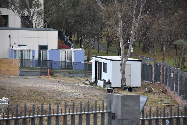 ロシアの新しい大使館の移転予定地に設置された小屋＝２３日、オーストラリア・キャンベラ/Yoann Cambefort/AFP/Getty Images