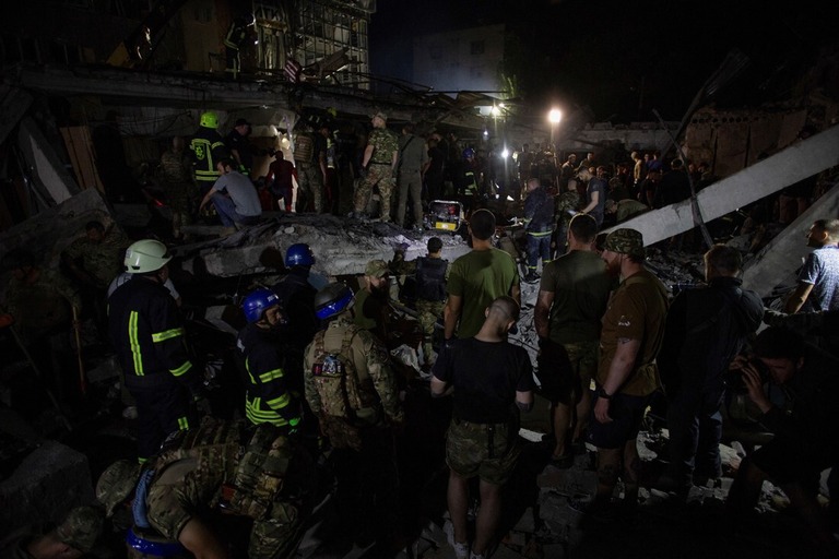 現場で作業に当たる救急隊員やボランティア＝２７日、ウクライナ東部クラマトルスク/Oleksandr Ratushniak/Reuters