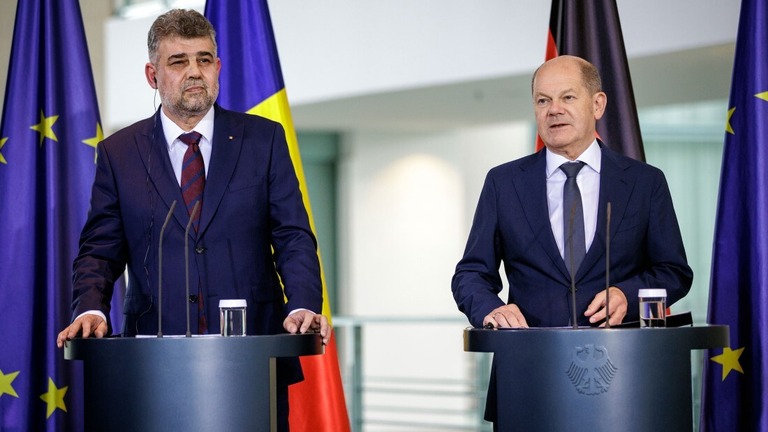 記者会見を行うルーマニアのチョラク首相とドイツのショルツ首相（右）＝4日、ドイツ・ベルリン
/Janine Schmitz/Photothek/Getty Images