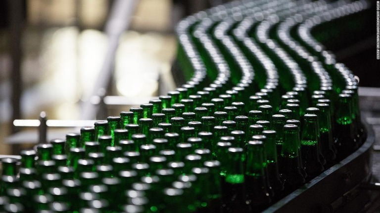 ロシア・サンクトペテルブルクの工場の生産ラインを流れていくハイネケンのボトル/Andrey Rudakov/Bloomberg/Getty Images