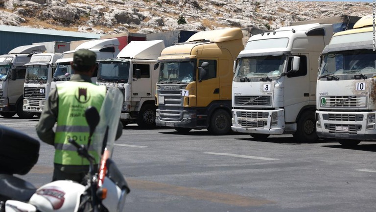 シリアとトルコ国境地域に駐車された人道支援物資運搬用のトラック/Omar Haj Kadour/AFP/Getty Images