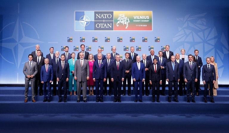 北大西洋条約機構（ＮＡＴＯ）首脳会議に参加した各国首脳ら＝１１日、リトアニア首都ビリニュス/Odd Anderson/AFP via Getty Images