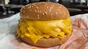 バーガーキングの新商品、肉なしでチーズだけ２０枚　タイで発売