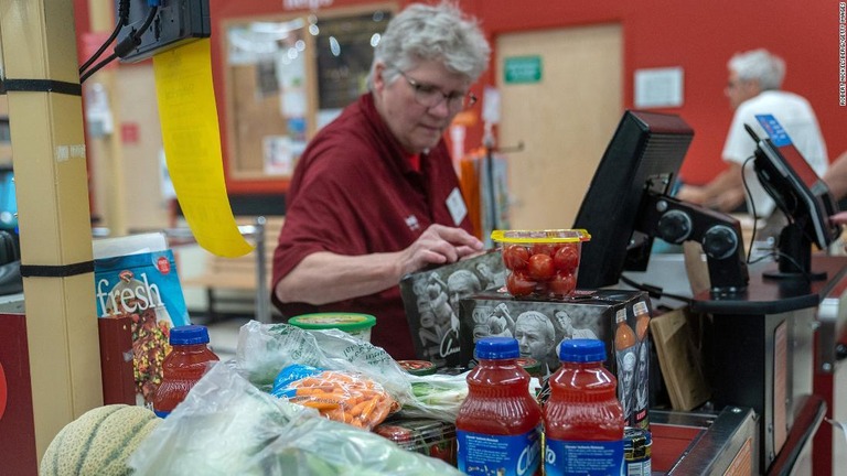 米バーモント州のスーパーで食料品の会計をする買い物客/Robert Nickelsberg/Getty Images