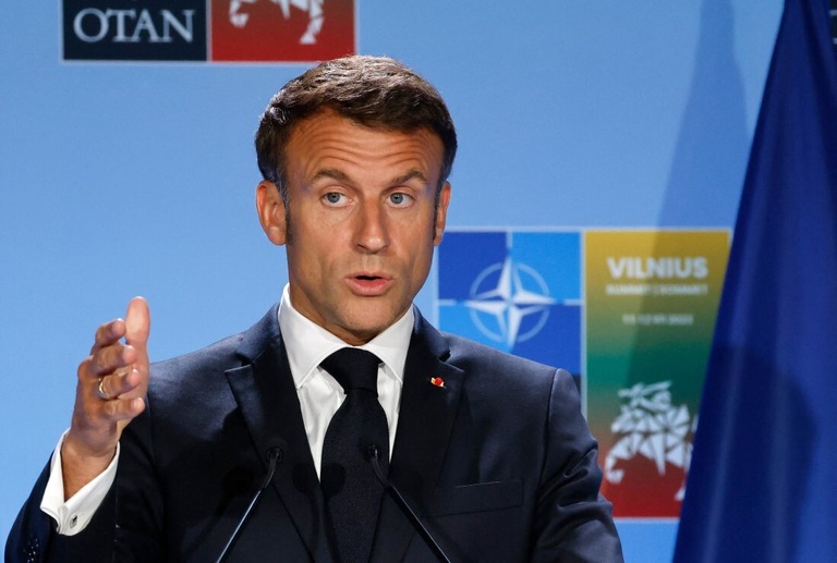 記者会見で発言するフランスのマクロン大統領＝１２日、リトアニア・ビリニュス/Ludovic Marin/AFP/Getty Images