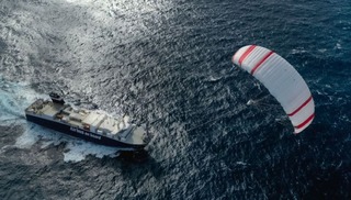 風力を利用して貨物船を曳行する技術「シーウィング」の試験運転が実施されている