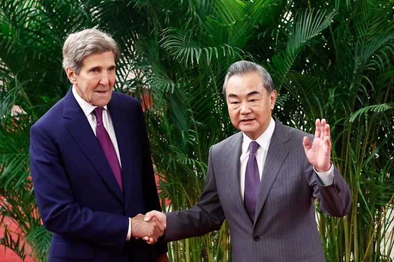 握手を交わすケリー米気候変動問題担当大統領特使（左）と中国外交トップの王毅氏/Florence Lo-Pool/Getty Images