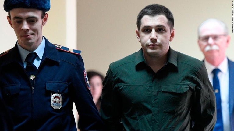 ２０２０年３月、モスクワの裁判所に出廷する元米海兵隊員のトレバー・リード氏（右）/Alexander Nemenov/AFP/Getty Images
