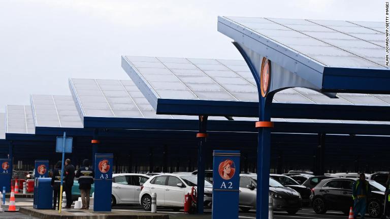 太陽光パネルを駐車場に設置するケースは増えているものの、「太陽光カーポート」の形を取るのが普通だ。太陽光カーポートは屋根代わりになり、電力も提供する/Alain Jocard/AFP/Getty Images