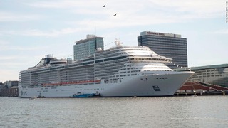 アムステルダムを訪れる大型クルーズ船＝２０１５年７月１日