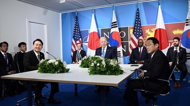 日米韓の首脳が北大西洋条約機構（ＮＡＴＯ）首脳会議でテーブルを囲む＝マドリード/Brendan SmialowskiAFP/Getty Images