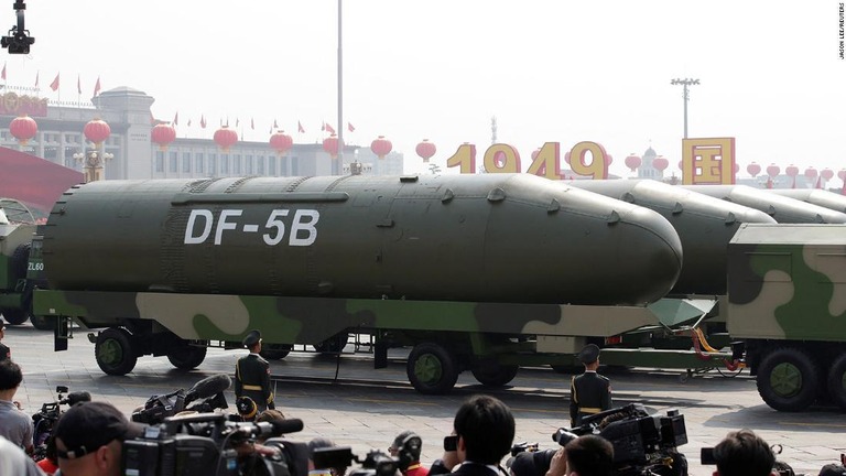 軍事パレードでお披露目された中国の大陸間弾道ミサイル＝２０１９年、中国・天安門広場/Jason Lee/Reuters