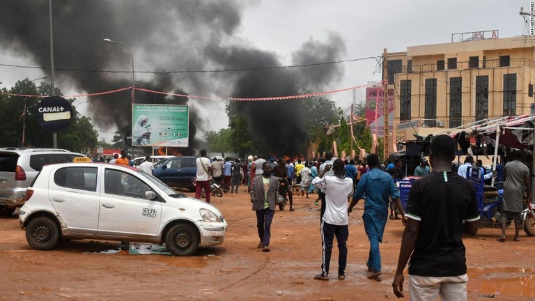 バズム大統領の政党であるニジェール民主社会主義党（ＰＮＤＳ）の本部が攻撃され煙が上がった＝７月２７日、ニジェールの首都ニアメー/AFP/Getty Images