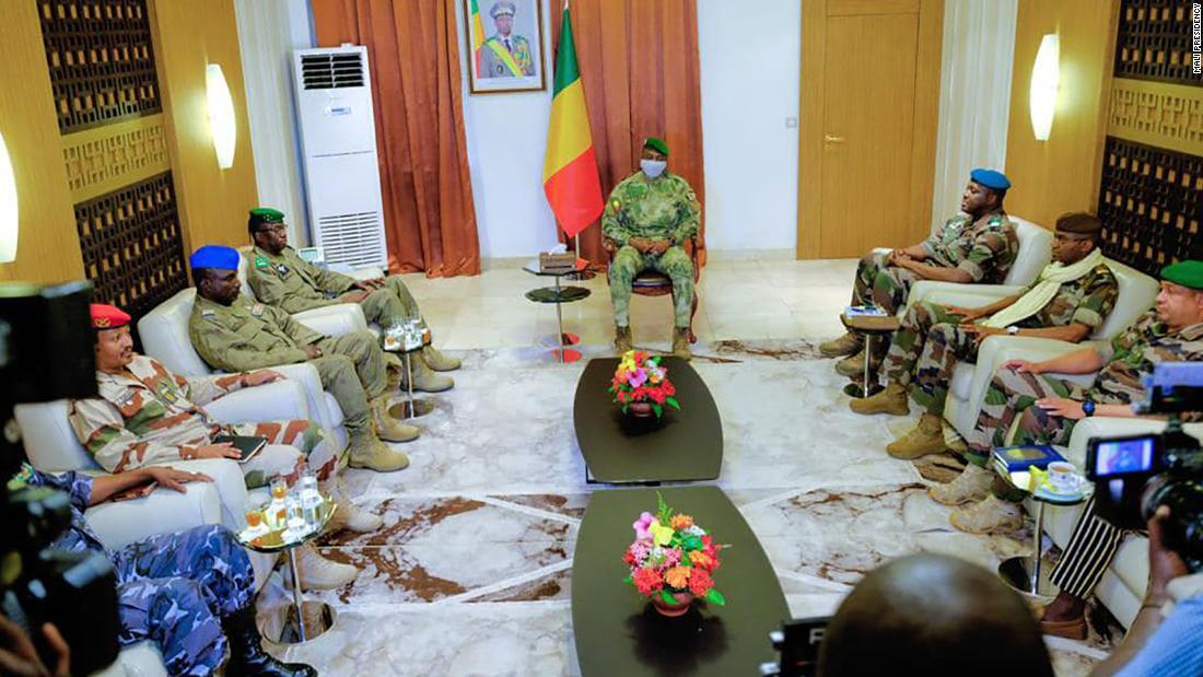 マリ大統領府はフェイスブックに写真と声明を投稿しマリ暫定政権のアシミ・ゴイタ大統領がニジェール軍代表団を出迎えたと発表した＝２日/Mali Presidency
