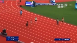 陸上１００メートルの国際大会で他の選手から大きく離される第４レーンの走者
