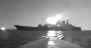 黒海の港湾で４日、ロシア海軍の艦船に向けて無人艇による攻撃が行われた