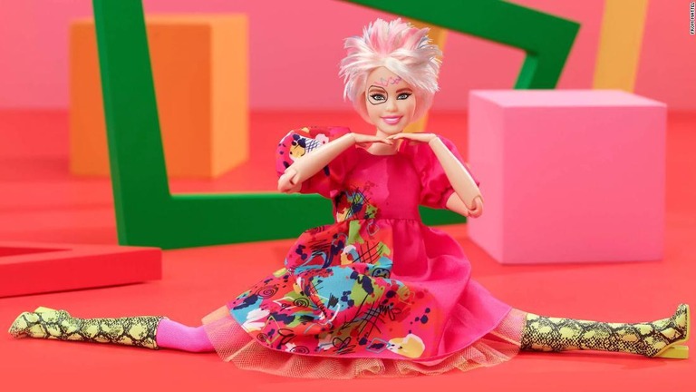 映画「バービー」でケイト・マッキノン演じる「へんてこバービー」をモデルにした人形が限定販売される
/From Mattel