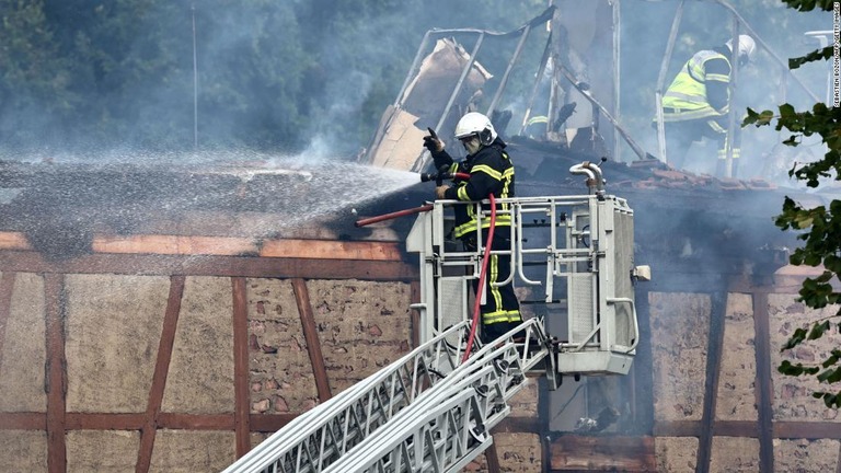 仏東部ビンツェンハイムにある貸別荘で発生した火災の消火に当たる消防士/Sebastien Bozon/AFP/Getty Images