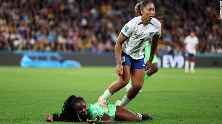 Ｗ杯の試合でナイジェリアのアロジーを踏みつけたイングランドのジェームズが謝罪した/Elsa/FIFA/Getty Images