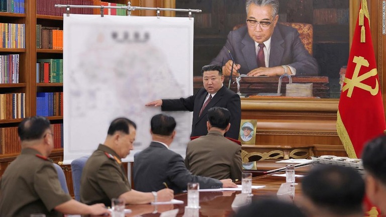 中央軍事委員会の会合で発言する北朝鮮の金正恩朝鮮労働党総書記/KCNA/Handout/Reuters