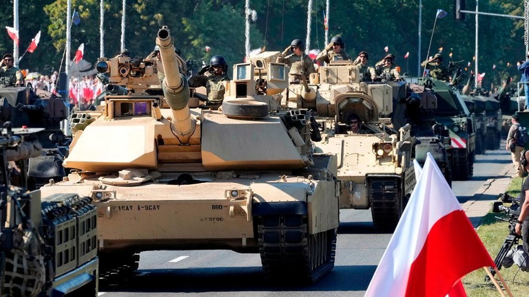 軍事パレードで披露される米国製の「エイブラムス」戦車/Czarek Sokolowski/AP