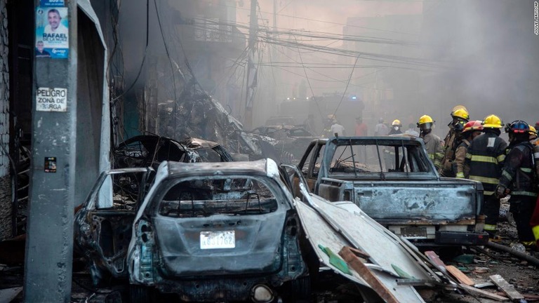 大爆発現場で対応にあたる消防士ら＝１４日、ドミニカ共和国サンクリストバル/Jolivel Brito/AP