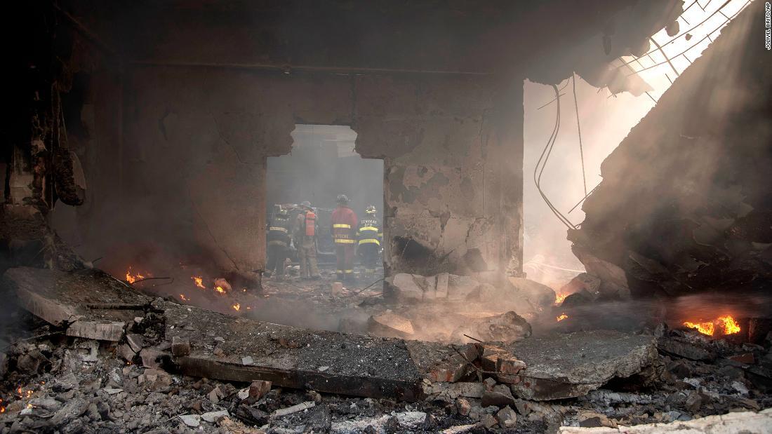 現場では火災が発生した＝１４日/Jolivel Brito/AP