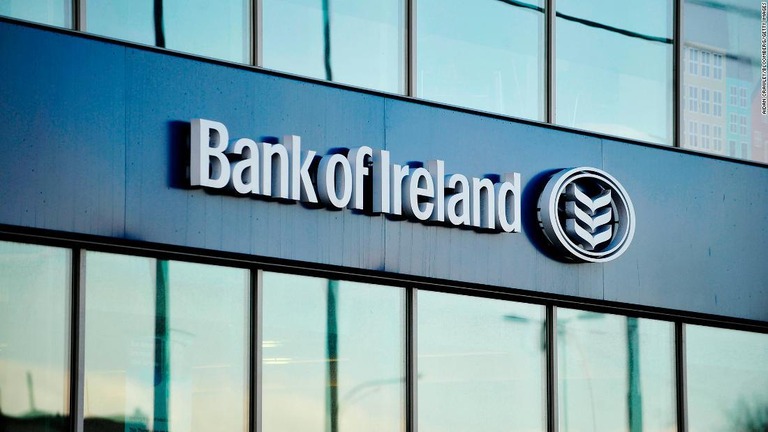 アイルランド銀行で口座にアクセスできなくなったり残高を超えて現金を引き出せたりするなどの障害が発生した/Aidan Crawley/Bloomberg/Getty Images