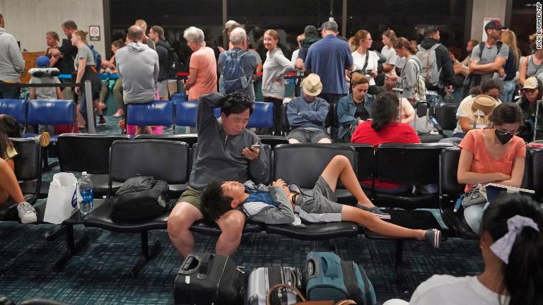 カフルイ空港でフライトを待つ人々＝８月９日/Rick Bowmer/AP
