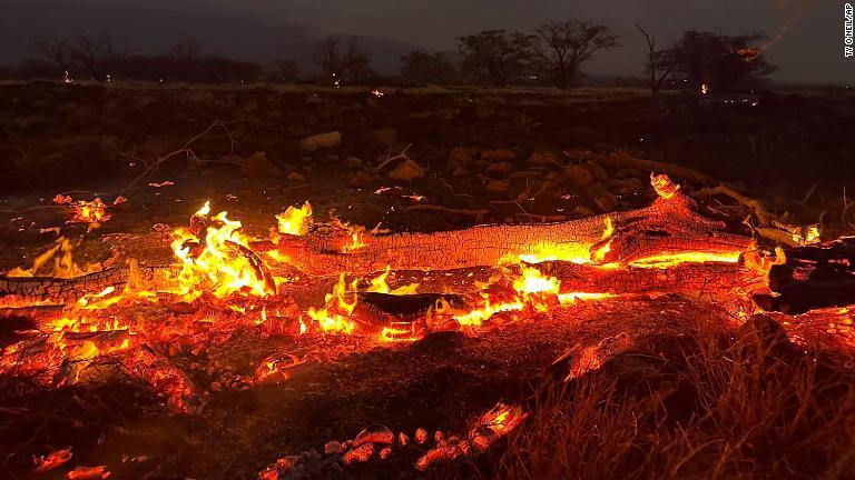 マウイ島の町キヘイの山火事で上がった火の手＝８月９日/Ty O'Neil/AP