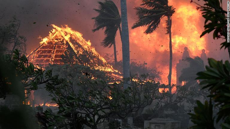 歴史あるラハイナの教会が炎に包まれる＝８月８日/Matthew Thayer/The Maui News/AP